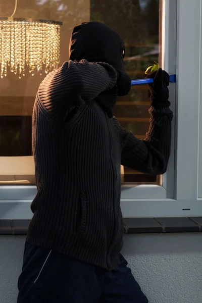 Ladrão abrindo a janela — Fotografia de Stock
