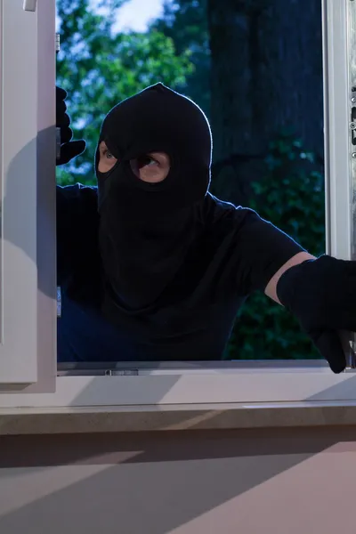 Açık pencere ve hırsız — Stok fotoğraf