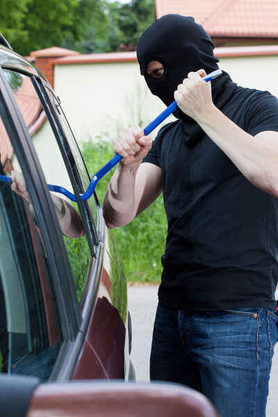 Вор проник в машину.
