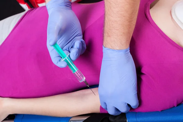 Paramedic injecting victim of accident — Stock Photo, Image