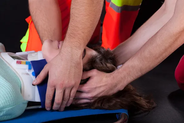 Ambulanspersonal med cervikalkragen — Stockfoto