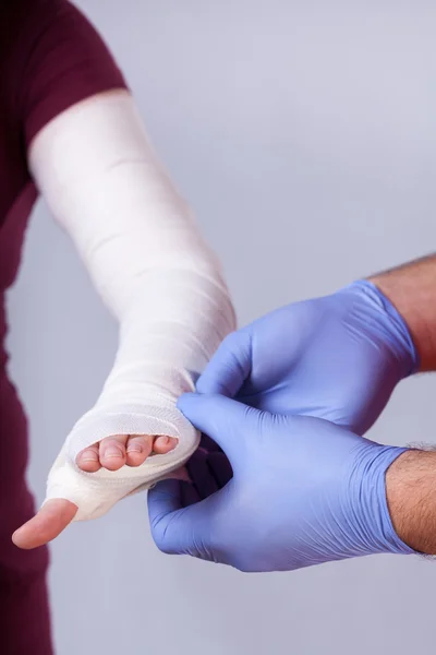 Estabilización del miembro superior después de la fractura — Foto de Stock