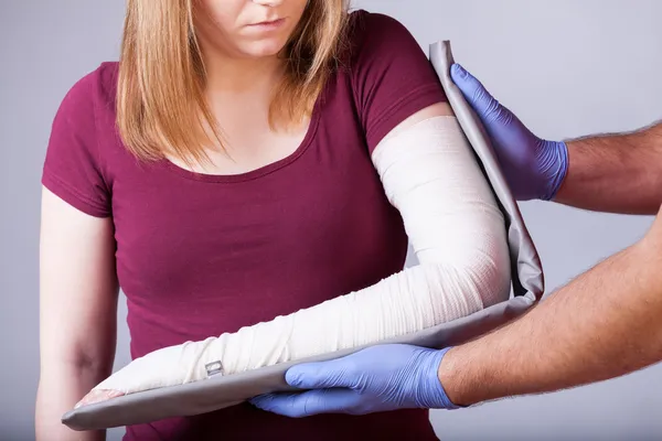 Sanitäter mit Backboard — Stockfoto