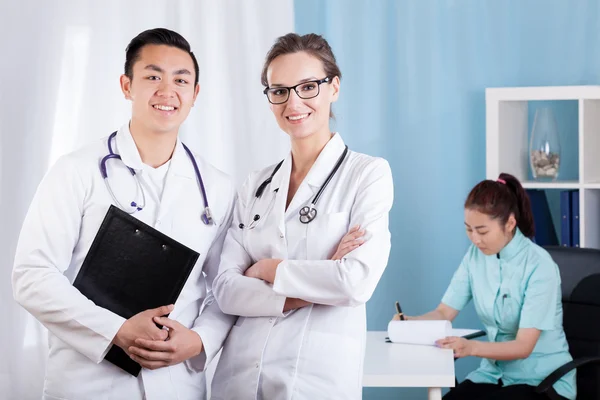 Équipe de médecins souriants — Photo