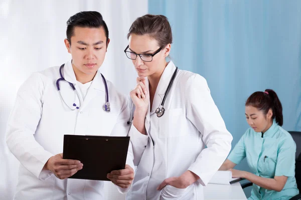 Doctors analyzing documents — Stock Photo, Image