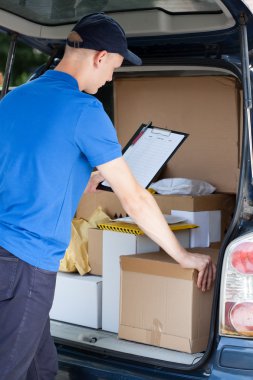 Kurye ve paketleri dolu bir araba
