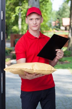bir paket getiren kurye