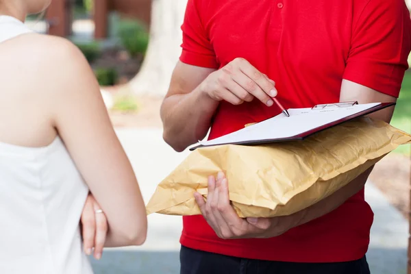 Levering man vraagt om een handtekening — Stockfoto