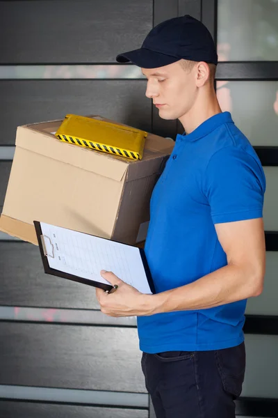 Entrega homem durante o trabalho — Fotografia de Stock