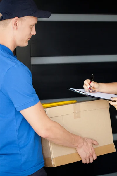 Courier delivering a parcel — Stock Photo, Image