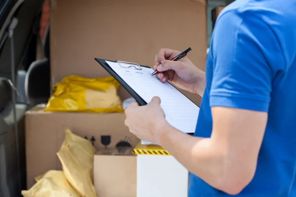 Courier 's mão escrita na área de transferência — Fotografia de Stock