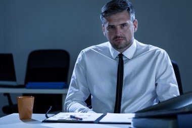 ofiste üzgün bir adam