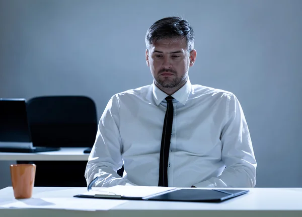 Depressiver Mann arbeitet — Stockfoto