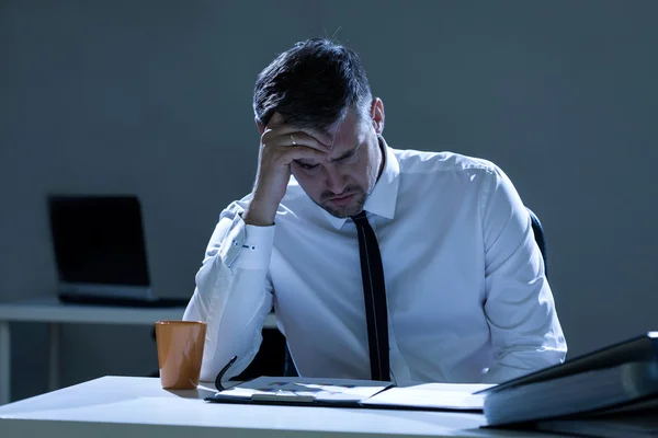 Trauriger Mann im Büro — Stockfoto