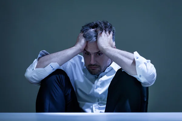 Uomo depresso al lavoro — Foto Stock