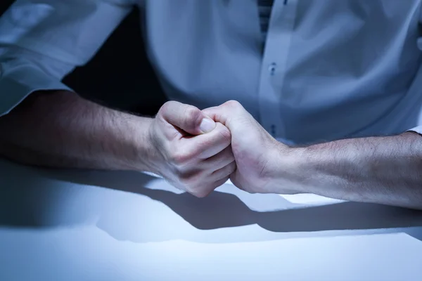 Uomo stressato al lavoro — Foto Stock