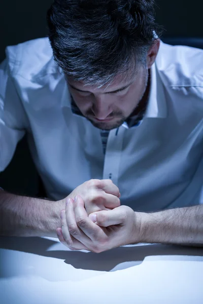 Depressed man at work — Zdjęcie stockowe