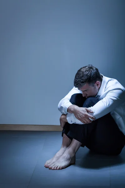 Mann sitzt auf dem Boden — Stockfoto