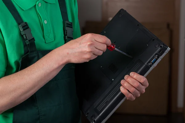 Mekaniker reparera laptop — Stockfoto