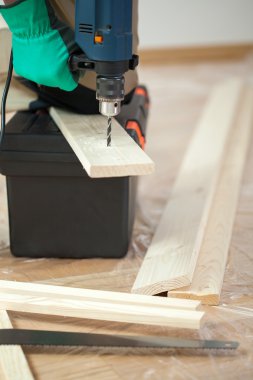 Elinde matkapla bir adam