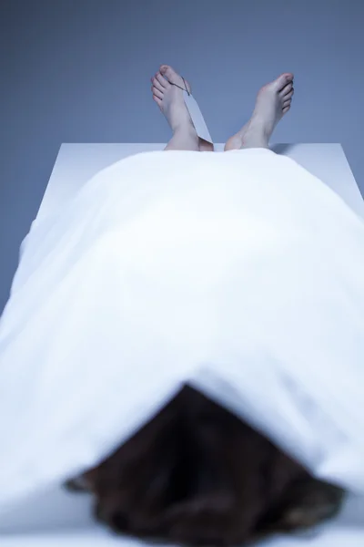 Dead body covered by sheet — Stock Photo, Image