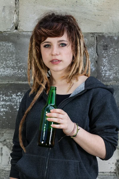 Preety rastafarian girl drinking beer — Stock Photo, Image