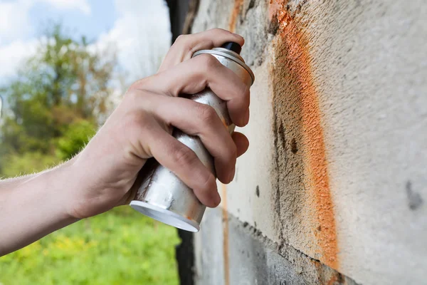 Mão segurando graffiti spray — Fotografia de Stock