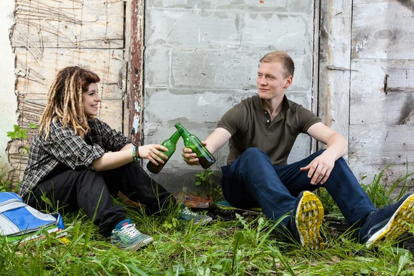 Tieners drinken bier na school — Stockfoto