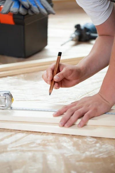 Man mäter styrelser under renovering — Stockfoto