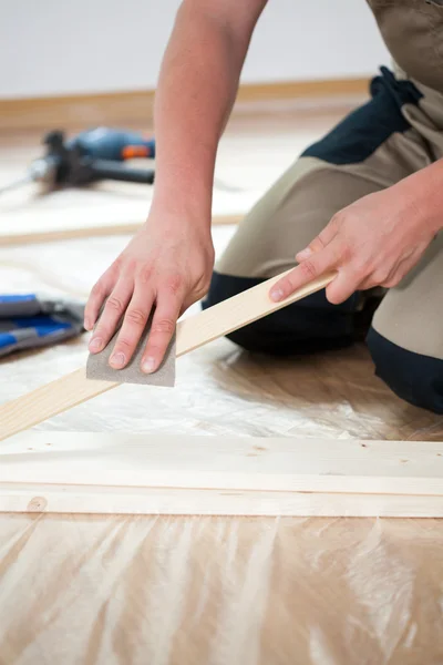 Człowiek Renowacja podłogi w nowym mieszkaniu — Zdjęcie stockowe