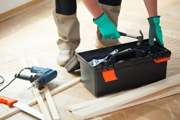 Hombre con caja de herramientas durante la renovación — Foto de Stock