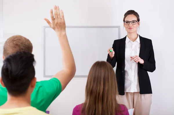 Estudiantes respondiendo pregunta del profesor — Foto de Stock