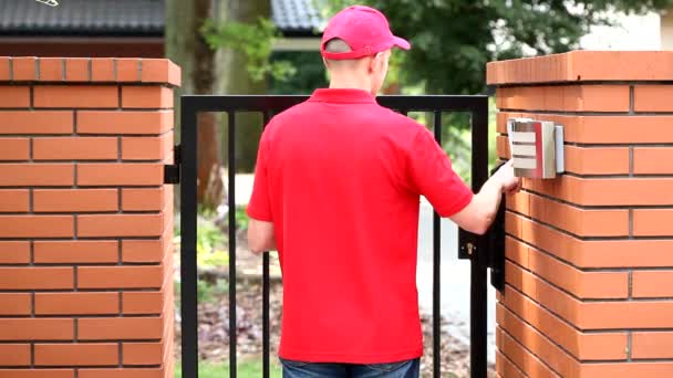 Kurier klingelt Gegensprechanlage — Stockvideo