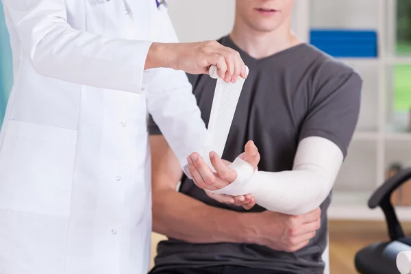 Doctor haciendo yeso de miembro superior — Foto de Stock