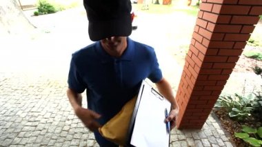 adında bir paket ve için imza isteyen bir adam