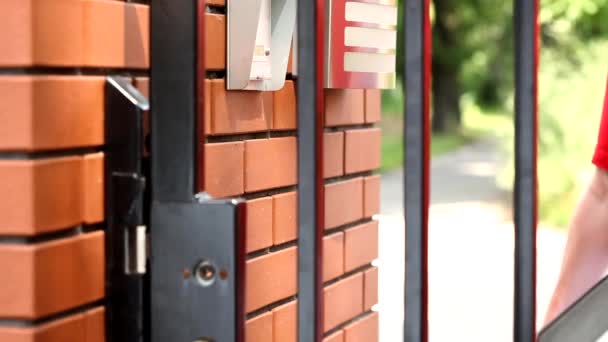 Zusteller klingelt bei Haus-Gegensprechanlage — Stockvideo