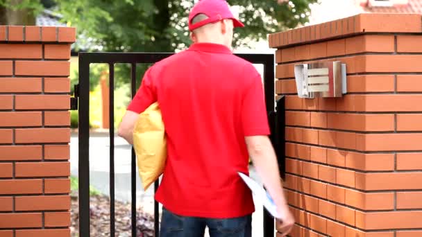 Courier med paketet med byggnaden intercom — Stockvideo