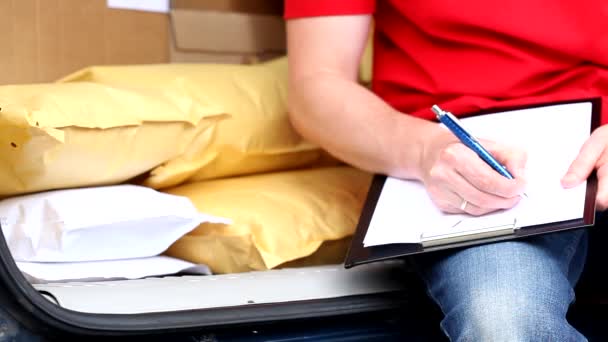 Courier writing waybill — Stock Video