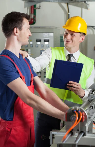 Controller im Gespräch mit Fabrikarbeiter — Stockfoto