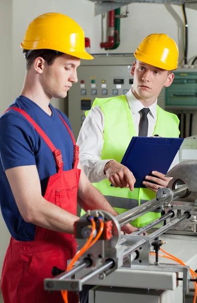 Supervisor and machine operator — Stock Photo, Image