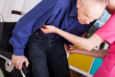geriatrik hasta tekerlekli sandalye üzerinde oturan