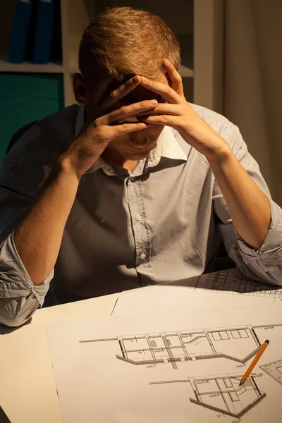 Arquitecto haciendo un proyecto por la noche — Foto de Stock