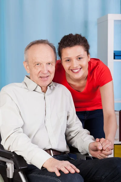 Behinderter Mann im Rollstuhl — Stockfoto