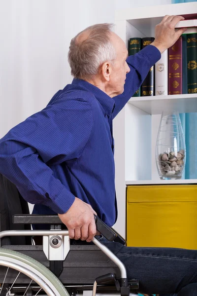 Homem dependente usando cadeira de rodas — Fotografia de Stock