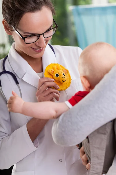 Bebê com a mãe na consulta médica — Fotografia de Stock