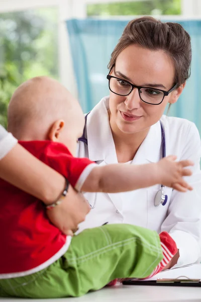 Pediatra femenina con pequeña paciente — Foto de Stock