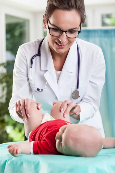 Küçük bebek inceleyerek çocuk doktoru — Stok fotoğraf