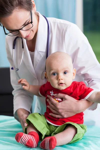 Pediatra samica z małym chłopcem — Zdjęcie stockowe