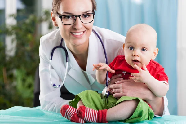 Pediatra e paciente durante consulta médica — Fotografia de Stock