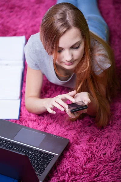 Meisje zonder tijd om te leren — Stockfoto